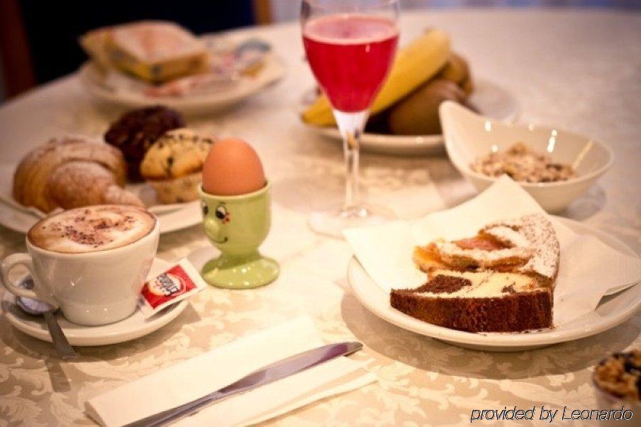 Phi Hotel Ambra Пескара Ресторант снимка